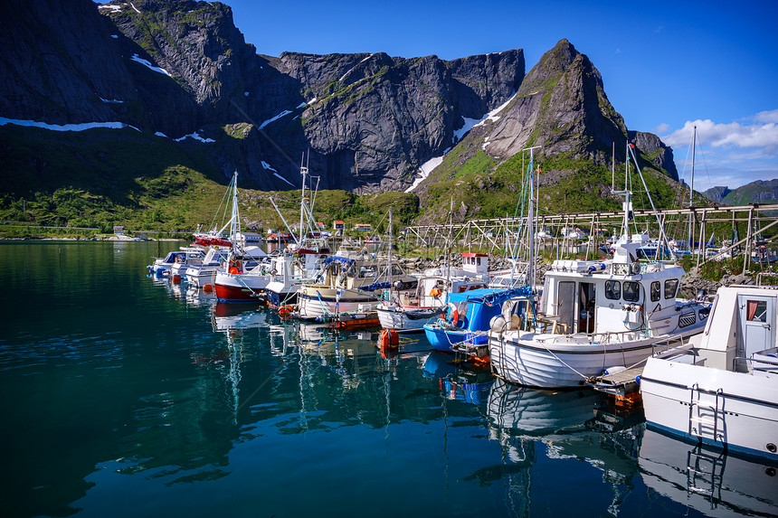 挪威诺德兰县的码头船掠夺岛以独特的风景而闻名,戏剧的山脉山峰,开阔的大海庇护的海湾,海滩未触及的土地图片