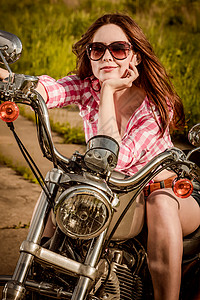 骑太阳镜骑自行车的女孩戴着太阳镜坐摩托车上背景