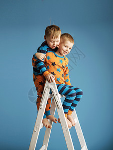 兔年睡衣男孩卡通两个微笑的兄弟魔法梯子上背景
