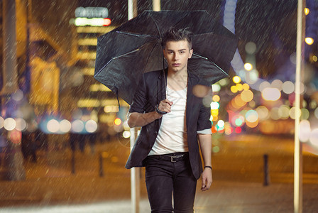 模特雨中行走的艺术图片背景图片