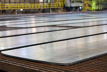 加厚钢板钢厂生产线上的钢板背景