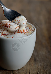 杯卡布奇诺咖啡泡沫背景图片