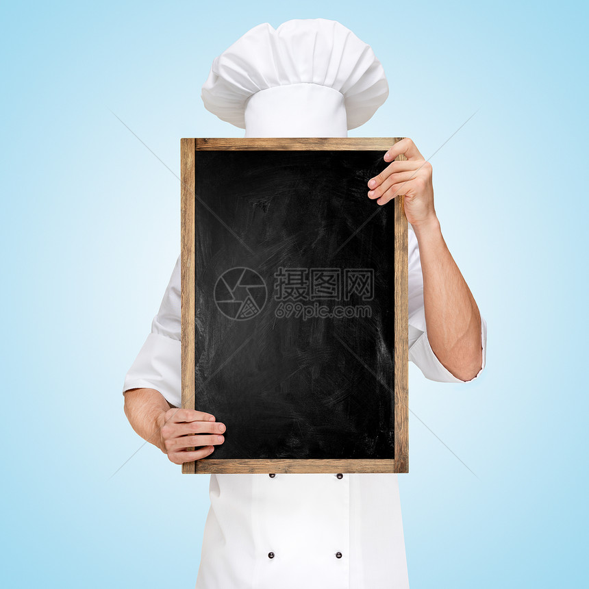 餐厅厨师躲张空白的黑板后,准备份附价格的商务午餐菜单图片