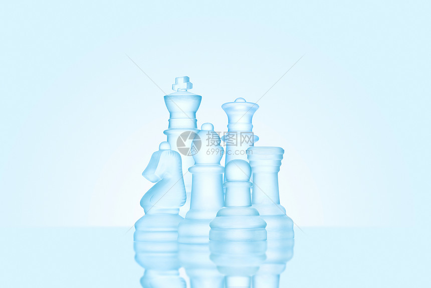 战略领导理念冰制成的冰霜国际象棋人物,个家庭准备比赛图片
