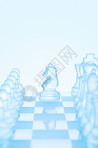 国际象棋的,个冰霜的国际象棋骑士站棋盘上的棋子,准备个l形的动作图片