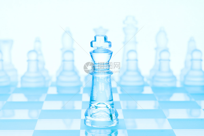 国际象棋的,个冰霜的国王站棋盘上的棋子前图片