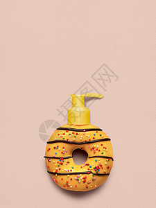 创意静物的美味甜黄甜甜圈与化妆品泵分配器粉红色的背景图片