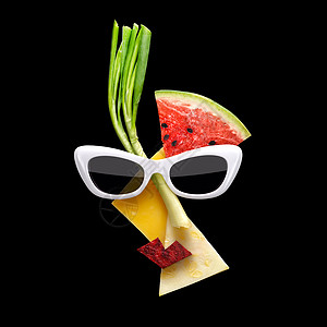 古怪的食物毕加索风格的女脸太阳镜,由新鲜水果黑色背景图片
