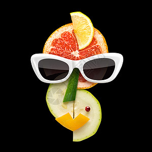 古怪的食物毕加索风格的女脸太阳镜,由新鲜水果黑色背景背景图片