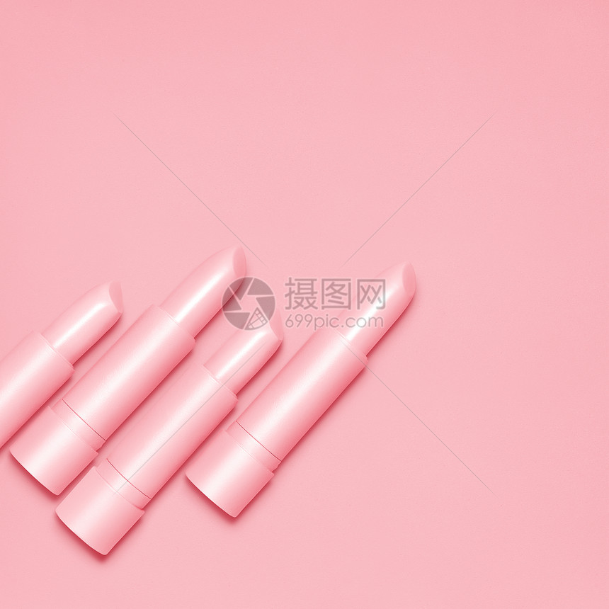 富创意的静态生活粉红色开放口红的化妆粉红色的背景图片