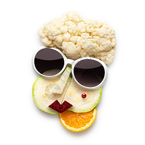 古怪的食物,毕加索风格的女脸,太阳镜由水果蔬菜制成,隔离白色背景图片