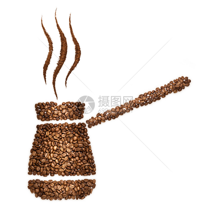 创意静物的铜土耳其咖啡壶土耳其,由咖啡豆制成,隔离白色图片
