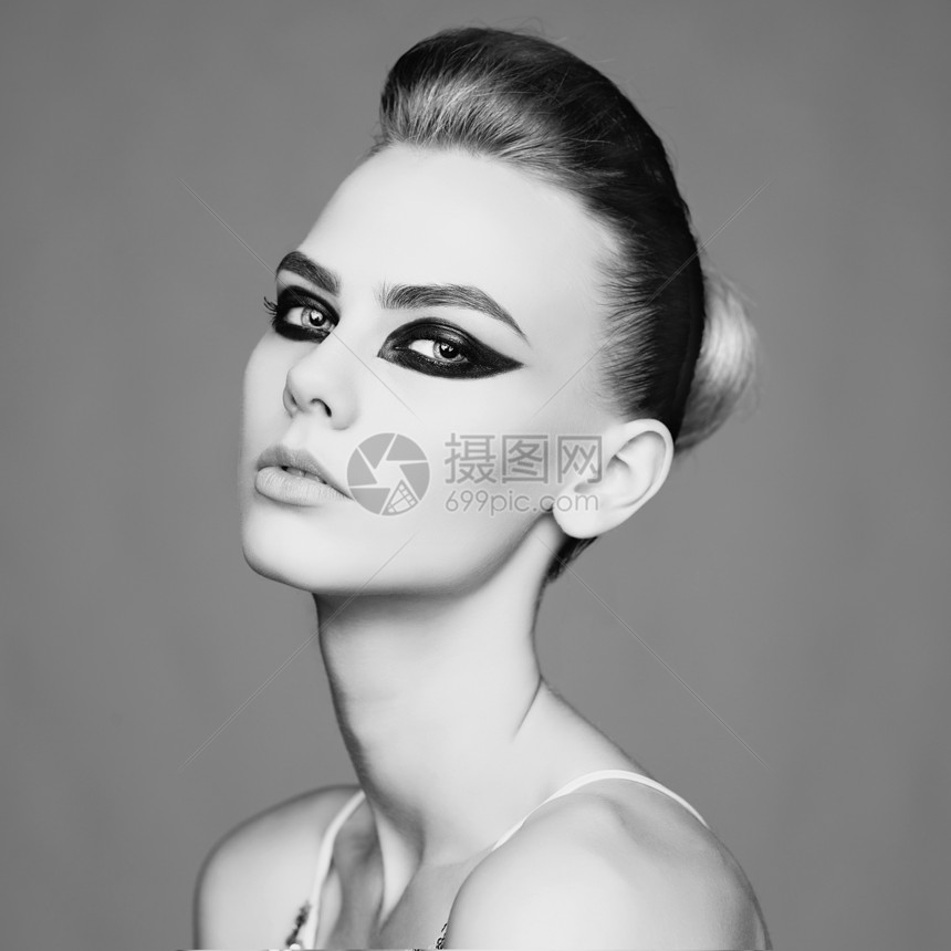 黑白工作室照片优雅的女士与烟雾的眼睛化妆图片