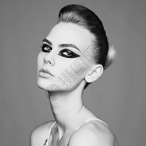 黑白工作室照片优雅的女士与烟雾的眼睛化妆图片