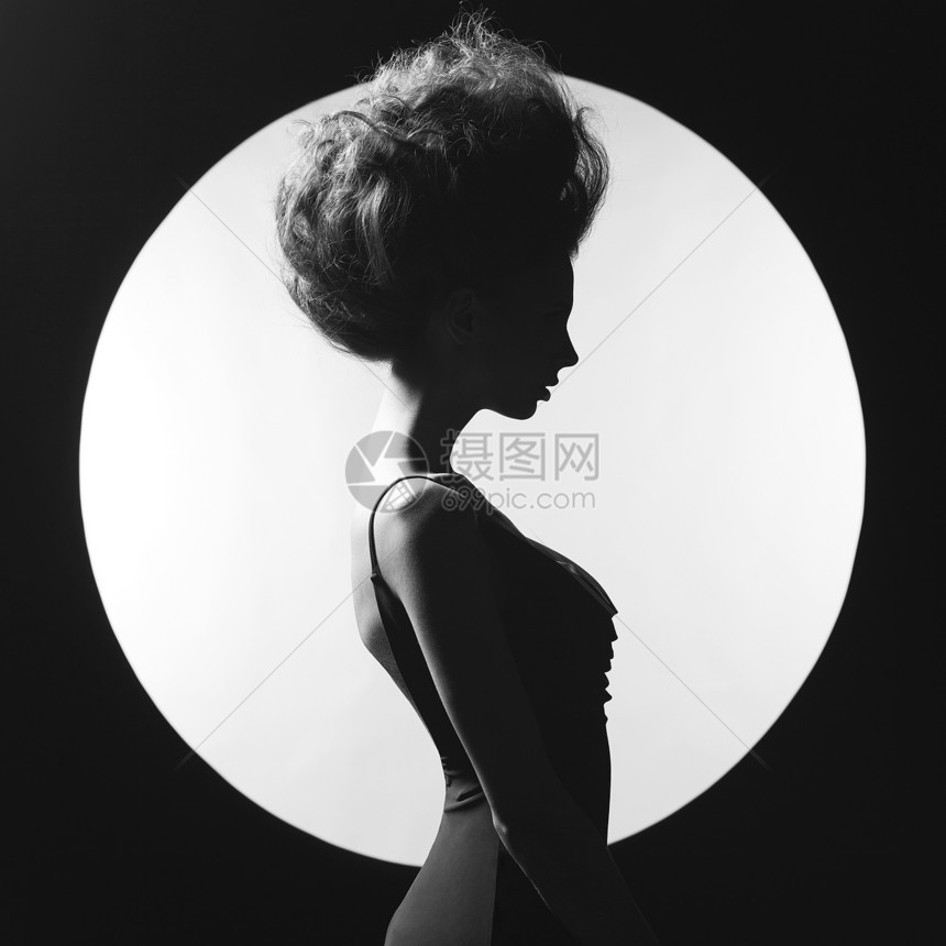黑白工作室照片优雅的女人几何背景图片