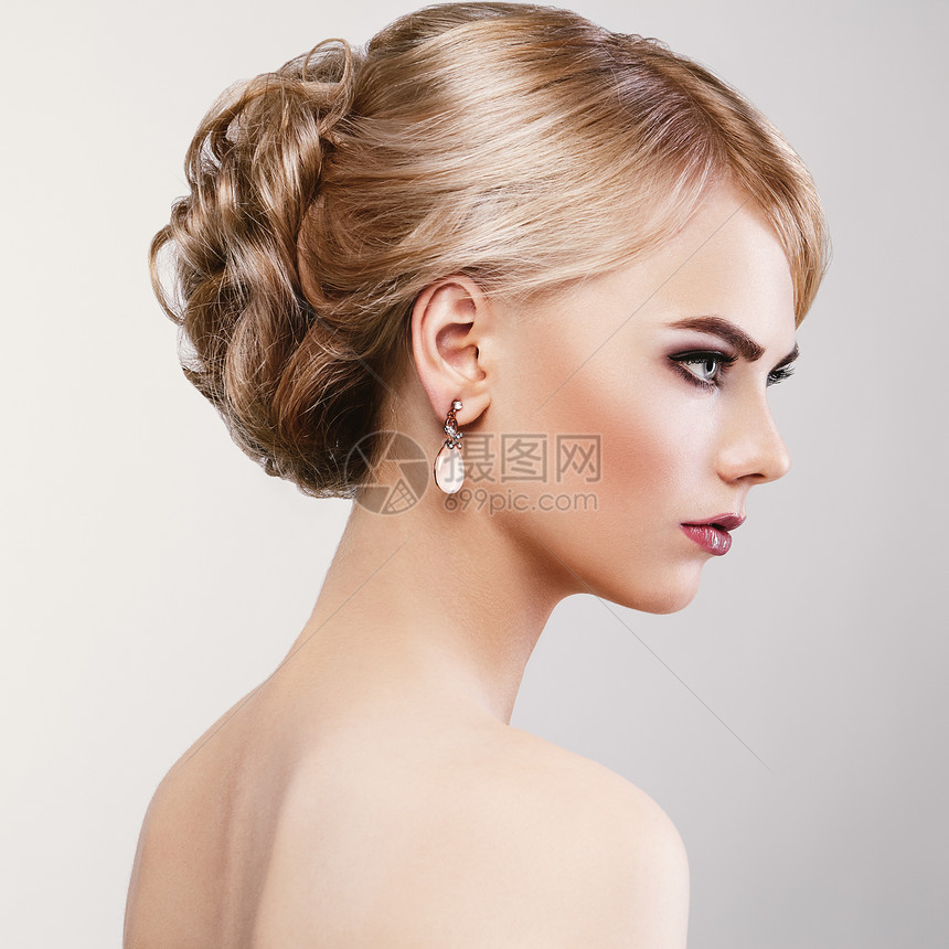 美丽的感女人的肖像,优雅的发型完美的妆容金发女孩时尚照片珠宝衣服图片