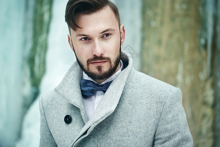 灰色夹克穿着灰色外套的帅哥的户外肖像时尚照片美丽的冬天风格背景