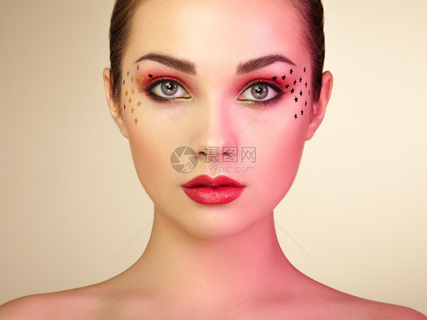 漂亮的女人脸完美的妆容美容时尚睫毛嘴唇化妆品眼影完美的皮肤图片