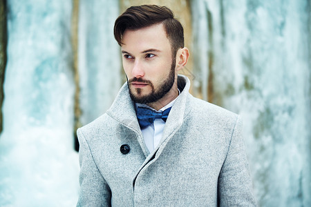 穿着灰色外套的帅哥的户外肖像时尚照片美丽的冬天风格高清图片