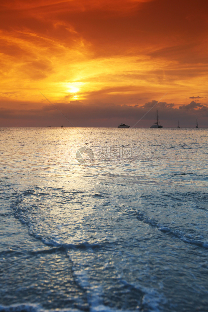 海上日落美丽的日落,蔚蓝的大海上橙色的天空图片