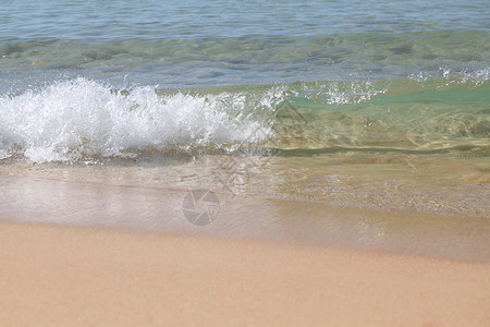 海浪涌向海滩特写海浪日落的光线下来海滩图片