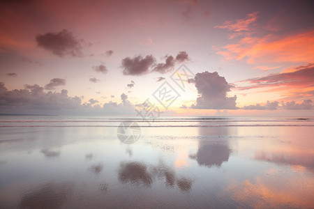 巴厘岛海滩日落美丽的巴厘岛日落,倒影上倒影图片