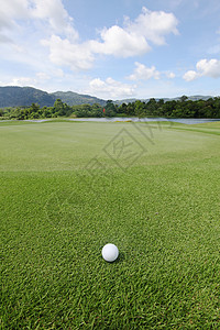 草地上的高尔夫球晴天高尔夫球场草地上打高尔夫球图片