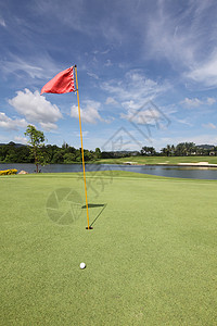 高尔夫球绿色带的绿色高尔夫球景图片