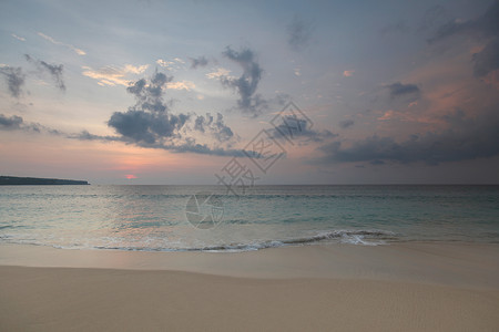 巴厘岛海滩日落美丽的巴厘岛日落,倒影上倒影图片