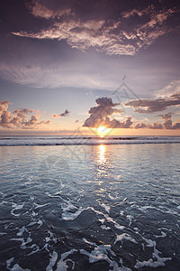 巴厘岛的日落巴厘岛日落天空下的美丽海景图片