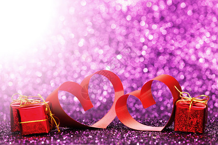 紫色闪光光效装饰的红丝带礼物闪亮的闪光背景上背景