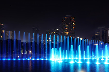 吉隆坡晚上的喷泉现代城市吉隆坡夜间照明喷泉图片