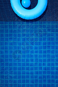 游泳池里的游泳圈游泳圈玩具球漂浮蓝色游泳池里图片