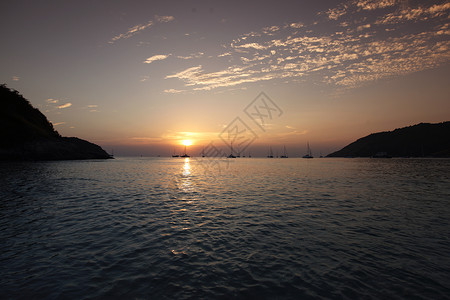 海上日落美丽的日落海上许多游艇图片