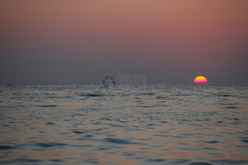 日落海上日落时海上美丽的圆形太阳图片