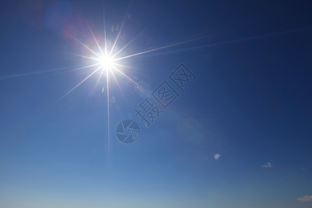 太阳透镜耀斑阳光与镜头耀斑晴朗的蓝天图片