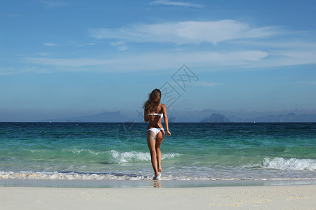 女人跑进了海里比克尼漂亮的身材女人跑进热带海洋图片