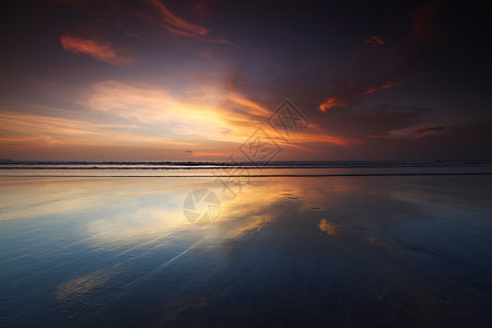 巴厘岛日落天空下的美丽海景巴厘岛的日落图片