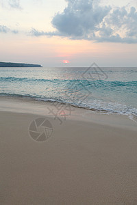 日落的天空海上美丽的浅日落天空,云层笼罩着大海图片