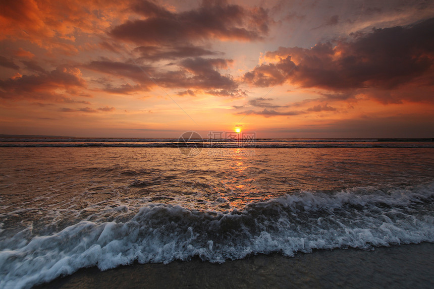 海上日落美丽的日落,热带海洋上空云图片