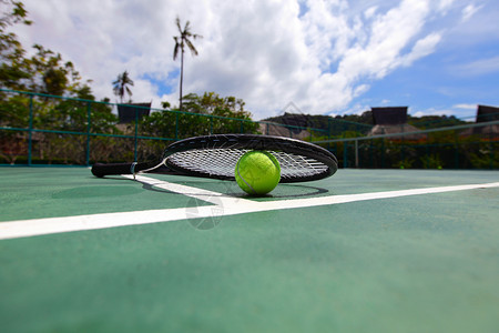 网球球拍网球球拍球场上图片