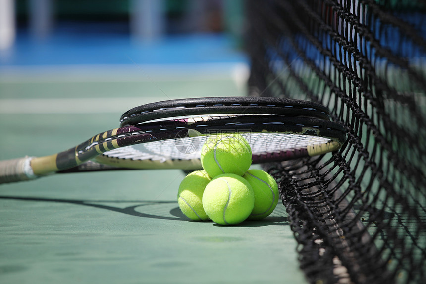 网球球拍网球球拍球场上特写图片