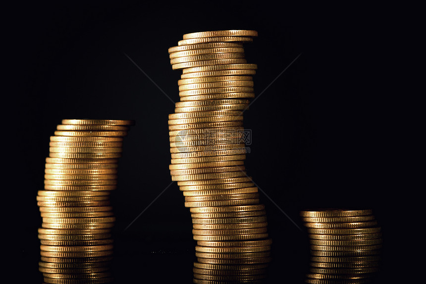 黑色背景上隔离的硬币堆,金融图片