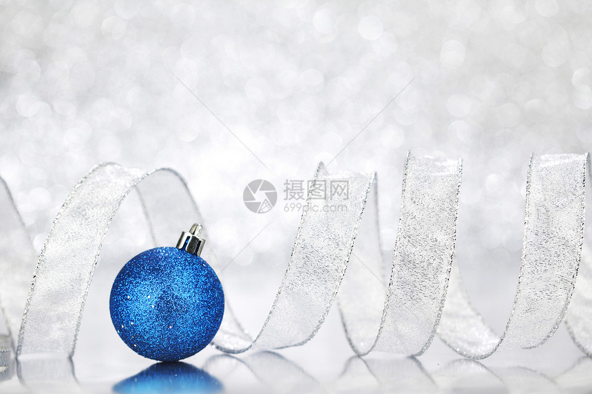 蓝色诞球丝带抽象闪光的银色背景图片