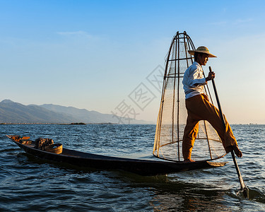 缅甸旅游景点地标缅甸传统渔民inle湖,缅甸著名的独特的单腿划船风格图片