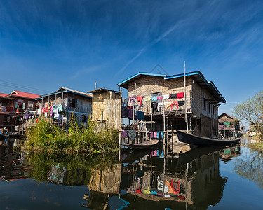 缅甸因勒湖村的高跷房屋图片