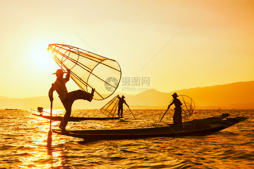 复古效果过滤了缅甸旅游景点的时髦风格形象传统的缅甸渔民inle湖渔网,以其独特的单腿划船风格而闻名缅甸inle湖的传图片