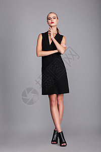简单的黑色连衣裙的时尚模特图片