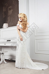 新娘穿着件白色的连衣裙,身材匀称图片