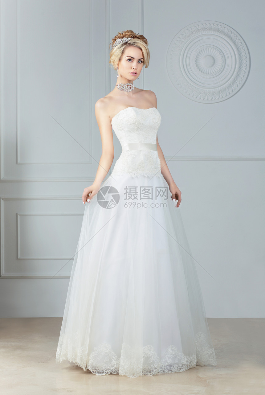 新娘穿着件白色华丽的连衣裙图片